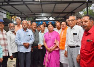 3-4-300x214 विभिन्न श्रेणी के वरिष्ठ नागरिको से केंद्रीय राज्यमंत्री ठाकुर ने किया संवाद